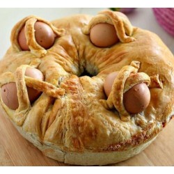 Casatiello napoletano torta rustica tipica pasquale
